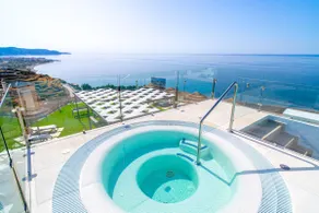 Bayview Hills Premium Pool Suite - Image 5