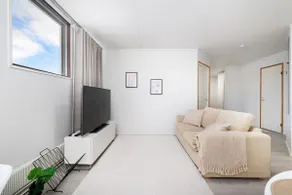 Spacious 1BR Near City Center, Free Parking - Image 2