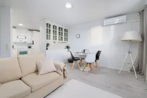 Spacious 1BR Near City Center, Free Parking - Image 3