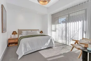 Relax at Ronnie's - Coastal Elegance near the Beach - Image 2