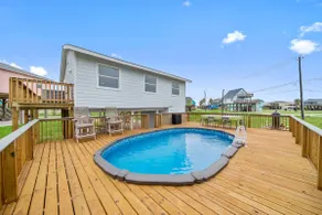Classic, Cozy Bungalow With Large Deck Near Beach - Image 2