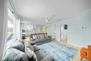 Classic, Cozy Bungalow With Large Deck Near Beach - Image 5
