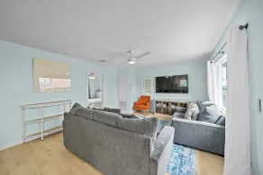 Classic, Cozy Bungalow With Large Deck Near Beach - Image 4