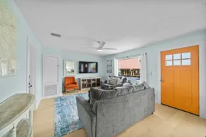 Classic, Cozy Bungalow With Large Deck Near Beach - Image 3