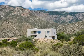 Luxury 4BR Retreat with Mountain views - Image 5
