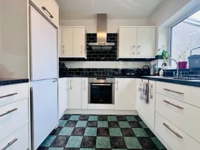 2 Beds, Entire Home, Spacious Bedrooms, Garden - Image 4