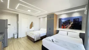 Modern apartment with 2 double beds + facing the subway - Image 2