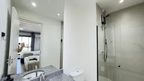 Modern apartment with 2 double beds + facing the subway - Image 5