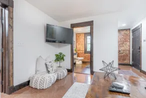 Speakeasy-2 bedroom/2 bath- on the Downtown Square - Image 4