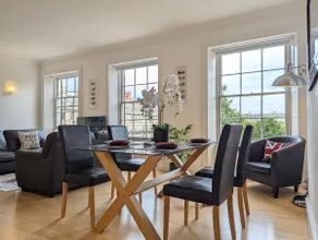 Elegant Apartment in Hamilton Square Free Parking - Image 5
