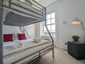 Elegant Apartment in Hamilton Square Free Parking - Image 4