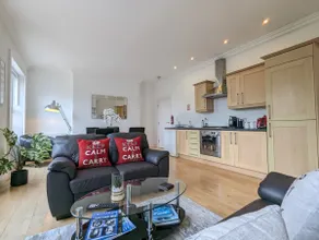 Elegant Apartment in Hamilton Square Free Parking - Image 2