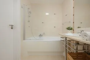 Beautiful City Apartment by Noclegi Renters - Image 5