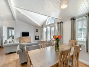 Fuchsia Lodge - Image 3