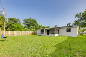 Private Yard! Getaway 3 Mi to Hard Rock Stadium - Image 3