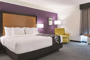 Relax and Recharge! Pet-Friendly unit Near Airport - Image 2