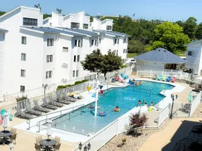 Lakeview Poolside 2BD/2BA/Pool/Balcony-Sleeps 6PP - Image 3
