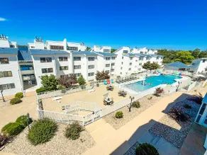 Lakeview Poolside 2BD/2BA/Pool/Balcony-Sleeps 6PP - Image 2