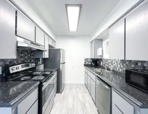Trendy Ivy Pet-Friendly 2BR | WFH & Fast Wifi - Image 5
