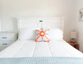 Trendy Ivy Pet-Friendly 2BR | WFH & Fast Wifi - Image 3