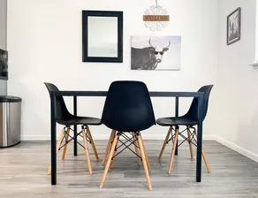 Trendy Ivy Pet-Friendly 2BR | WFH & Fast Wifi - Image 2