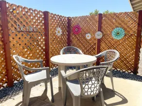 Trendy Ivy Pet-Friendly 2BR | WFH & Fast Wifi - Image 4