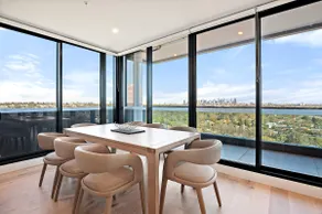 Stylish City-View Apartment with Premium Amenities - Image 4