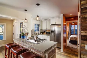 Cottage historique | Luxe Remodel, vue sur le lac, Dock, Beach Club, dans le village - Image 4