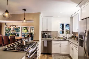 Cottage historique | Luxe Remodel, vue sur le lac, Dock, Beach Club, dans le village - Image 5