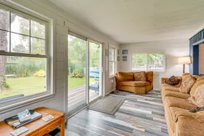 Walk to Cranberry Lake: Quaint Family Cottage - Image 4