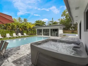 Heated Pool, Hot Tub, Pickleball & Putting Green - Image 5