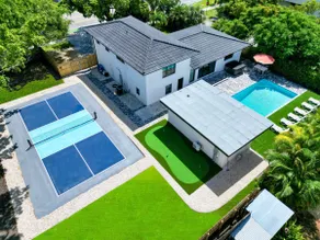 Heated Pool, Hot Tub, Pickleball & Putting Green - Image 3