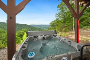 Acorn Ridge: Scenic mountain retreat with hot - Image 3