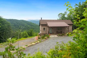 Acorn Ridge: Scenic mountain retreat with hot - Image 4