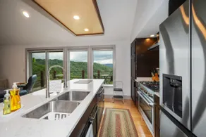 Acorn Ridge: Scenic mountain retreat with hot - Image 2