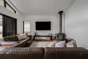 Luxury On Lakeside - Image 2