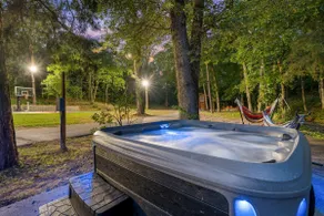Serve,soak & stay luxe on 15 acres-private hot tub - Image 5