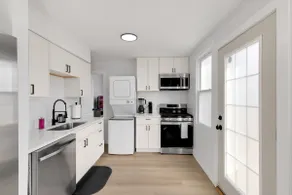 Elegant 4BR Lakefront Retreat-Ready For Long-Stay - Image 4
