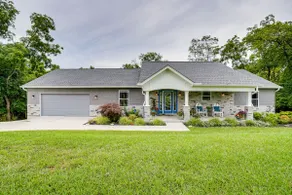 4 Mi to Dtwn: Ohio River Valley Home w/ Deck! - Image 2