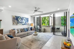 329 Contemporary Apartment in Beachfront Resort Palm Cove - Image 3
