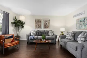 Cozy TownHome 4 BR Sleeps 10, Mins to Stadiums - Image 3