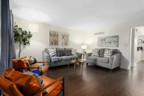 Cozy TownHome 4 BR Sleeps 10, Mins to Stadiums - Image 2