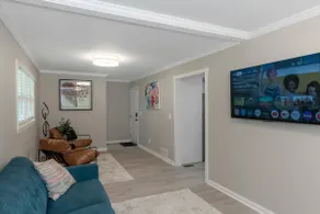Stylish 4 bed, 3 bath Home Close To Airport - Image 5