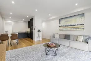 Northcote 3-Bed Townhouse Near Cafés & Shops - Image 2