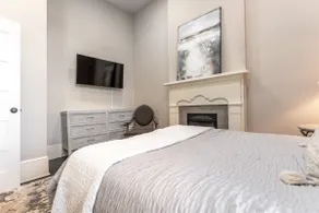 The Officer-Chic 1 bedroom on the Historic Square - Image 2