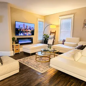 Space For Large Groups! Pool Table! Huge 5 Bdrm - Image 3