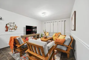 Spacious 3BR Home | King Bed | Schaumburg - Image 5