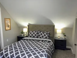 Nice and cozy house with king bed fenced yard - Image 4
