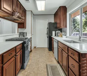 Denver: 1 Mile From Texas A&M, 4BR - Image 4