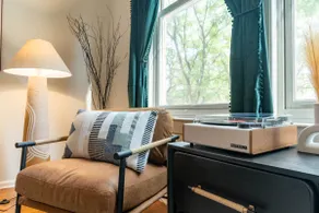 Stylish UM Loft on Diag - Image 4